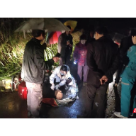 桂阳洋市镇：老人雨夜骑车摔倒，村组干群合力救助