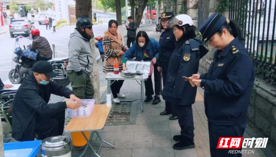 苏仙城管开展校园周边环境卫生、食品安全违法行为整治行动