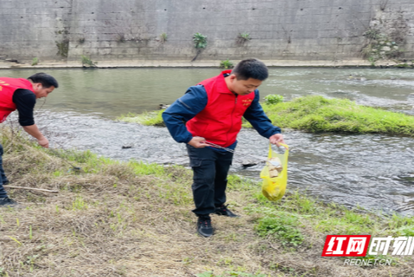 下湄桥街道开展“洁净河滩，呵护母亲河”志愿服务活动