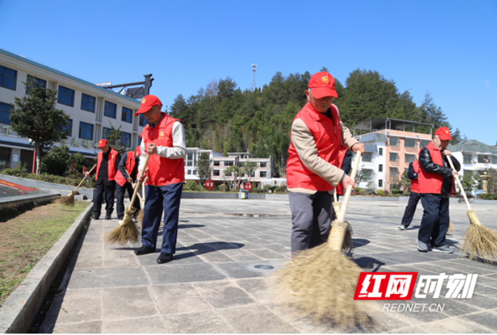 桂东公安老年党支部开展学雷锋主题党日活动