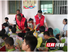 关爱特殊儿童  宜章县好人协会开展助残日志愿活动