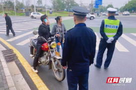 交警城管强联手 重拳整治交通顽疾