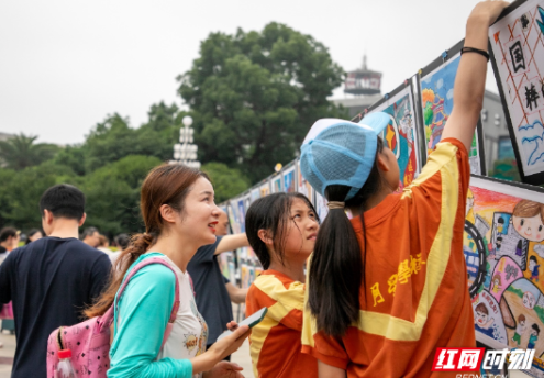 郴州市明星学校：书画义卖献爱心 助力旅发迎六一