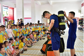 苏仙区直属机关幼儿园走进消防队与消防员“零距离”接触