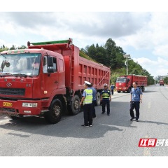 宜章、资兴两地开展联合治超行动