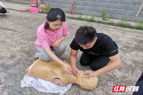 湘南学院“三下乡”：“医”心“医”意助力健康乡村建设