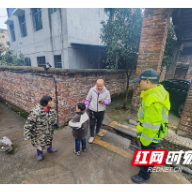 桂阳：寒冷冬日萌娃街头走失，执勤交警暖心护送回家