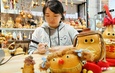 北湖青年匠心传承 小葫芦雕出新天地