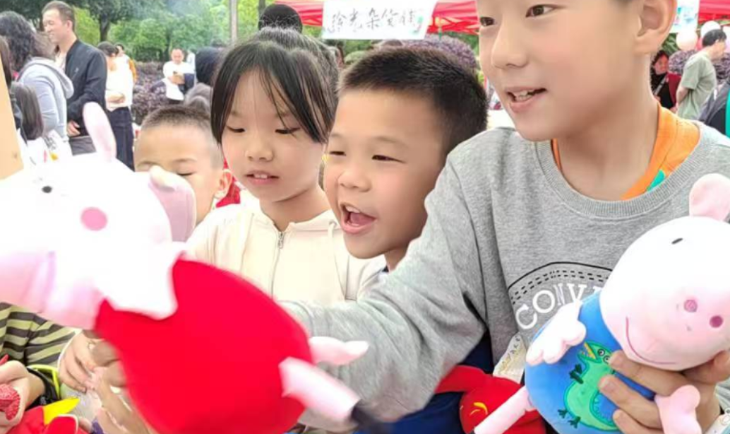 北湖区：书香点亮童年心