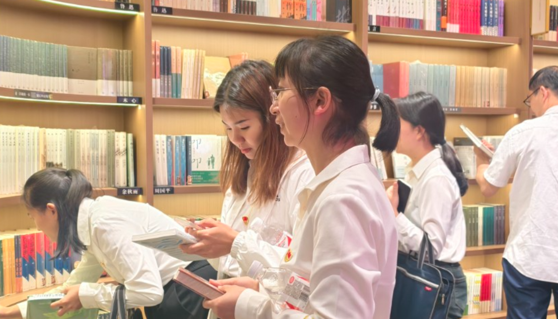 郴州市第六中学观山学校党员教师走进郴州书城 共筑书香校园