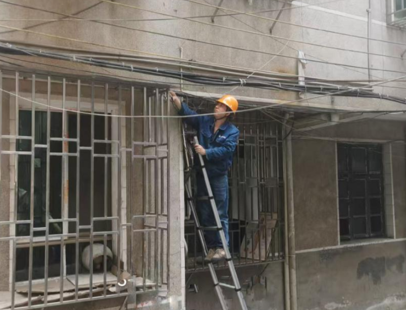清风头条 | 北湖区燕泉街道：整治“飞线”除隐患  为民解忧暖民心
