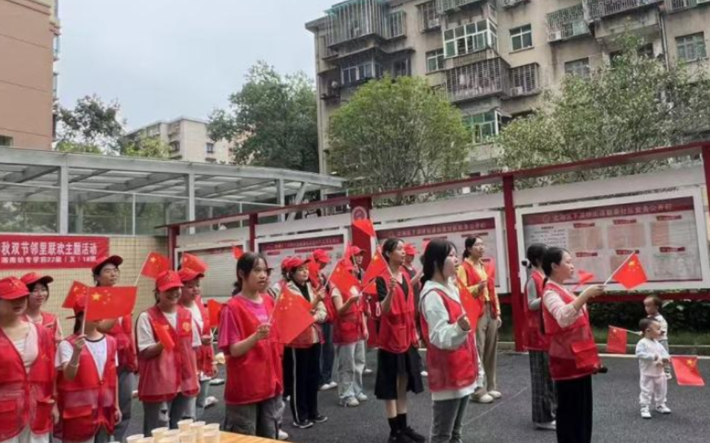 北湖区新泉社区:月满中秋庆华诞 邻里同乐聚温情