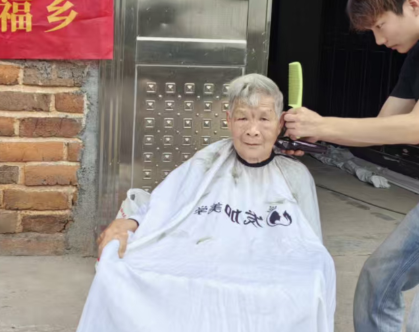 安仁县:义剪传温情 佳节焕新颜