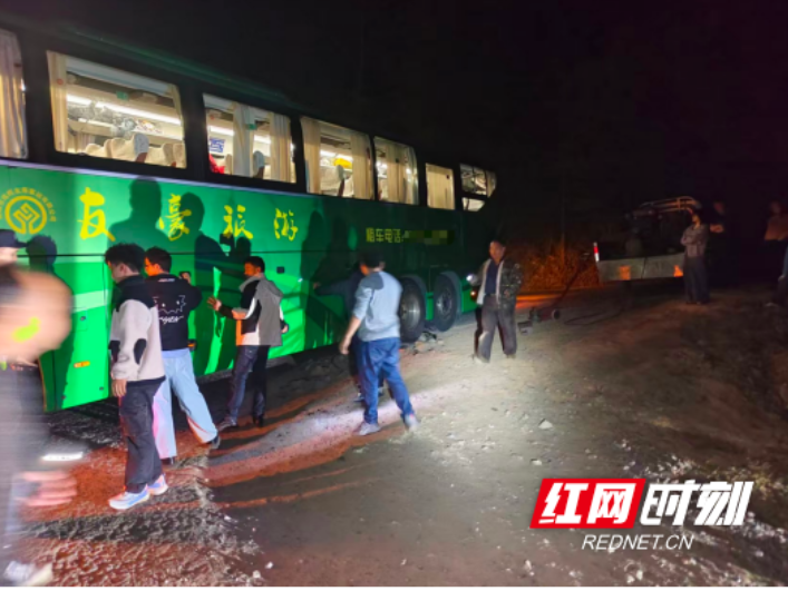 宜章县杨梅山镇：客运大巴困山间 春节救援显担当