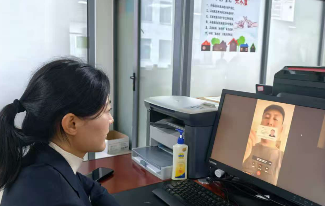 安仁县：“云专员”连线千里 异地办证“零距离”