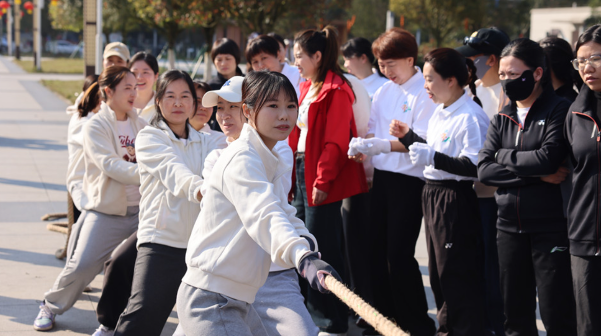 苏仙区举办“巾帼聚力 奋勇争先”拔河比赛