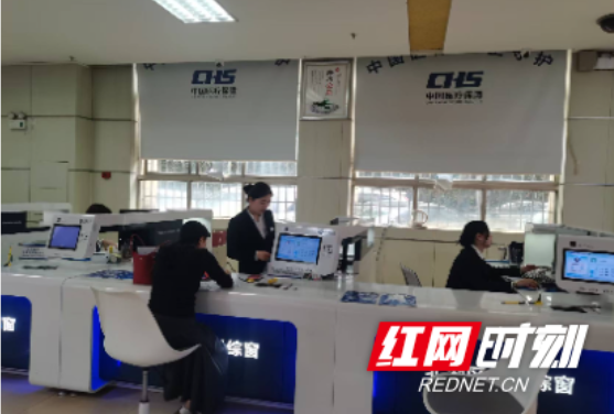 北湖医保推行延时服务：窗口不打烊  服务有暖光