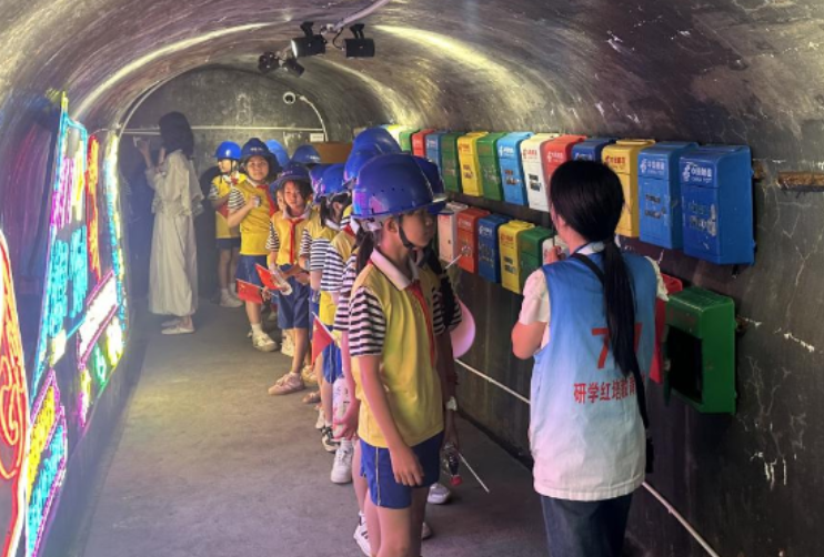 郴州市第六中学观山学校和苏仙区第六十七完全小学开展“走进711”红色研学活动