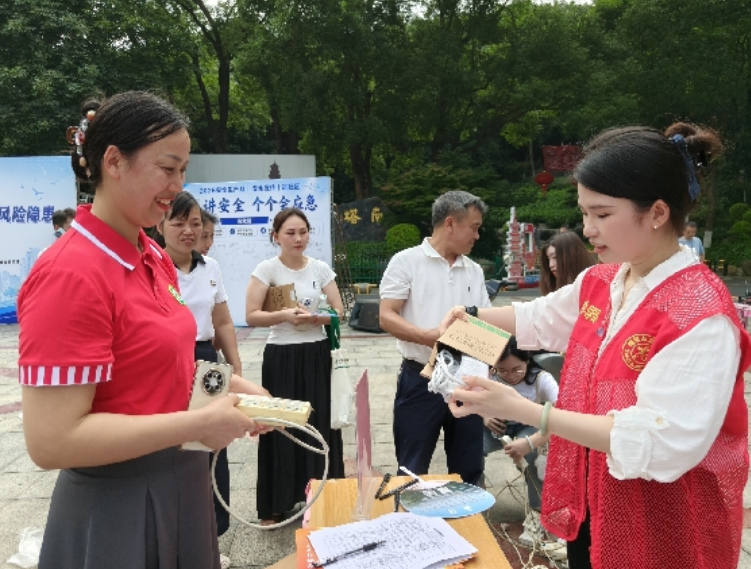 北湖区燕泉街道香雪路社区：深化惠民便民服务 普及安全守护民生