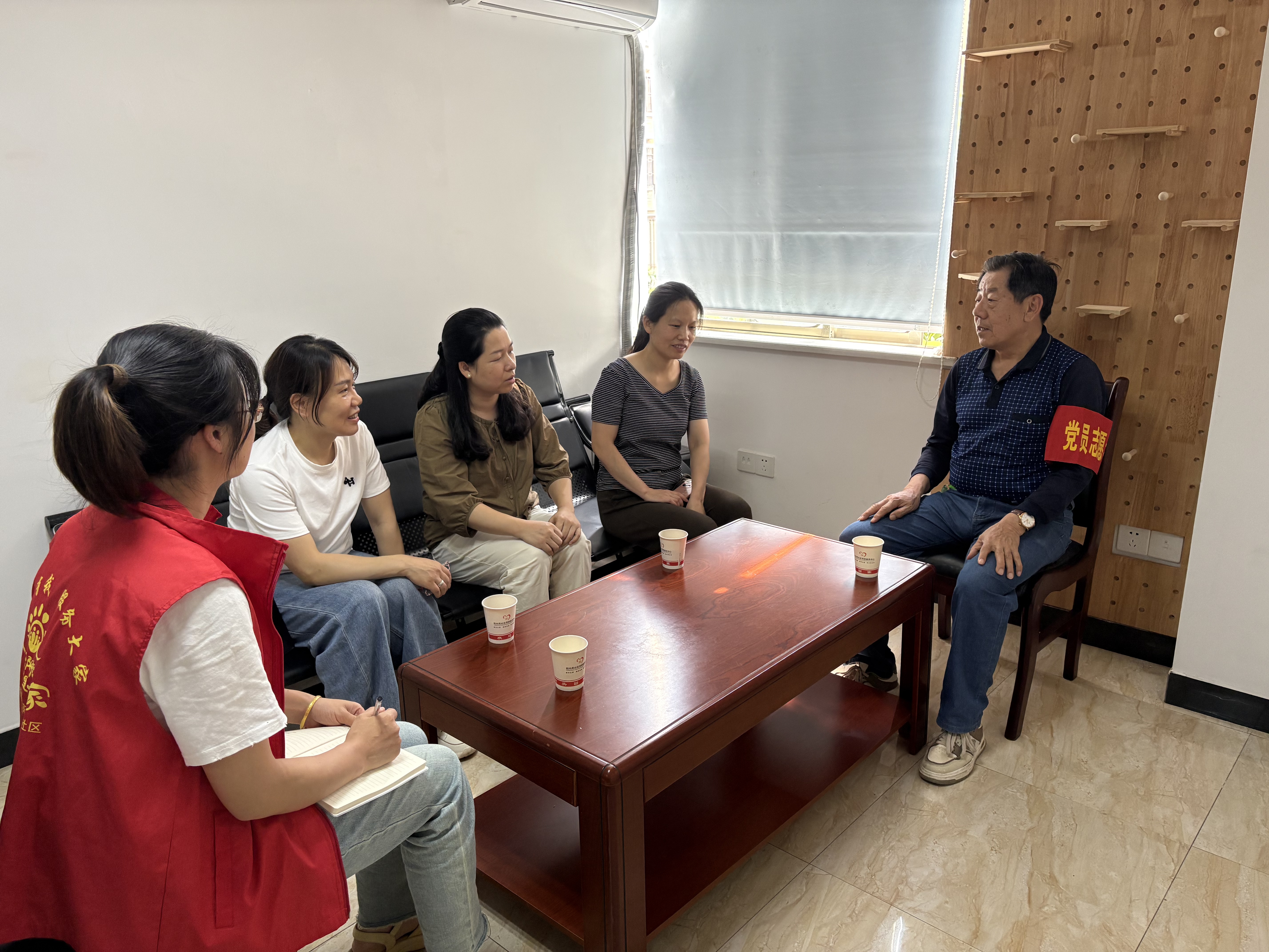 图三：老黄在调解空调外机滴水扰民.jpg