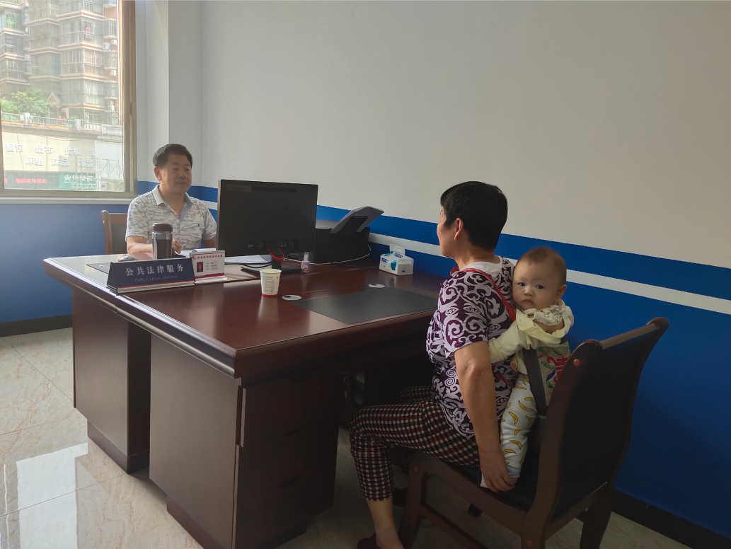 图一：老黄在调解室调解刘女士婆媳矛盾问题.png