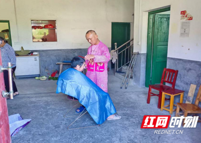 桂东县新坊乡“微服务”托起“一老一小”大幸福