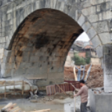 提升城市道路通行能力 江华县再次对西佛桥进行维修加固