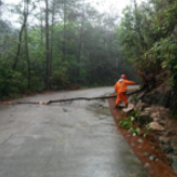 端午不休假 江华养路工3天清理清理塌方138立方米