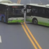 两台公交车横跨好几个车道“接头” 仅因驾驶员递槟榔