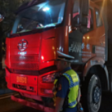 张家界市永定区午夜查获一起“百吨王”超限超载运输车辆