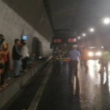 隧道内大巴突发故障 湖南德安路产养护紧急施救安全转移30多人