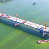 平益高速南阳湘江特大桥合龙 系目前全国最大跨径波形钢腹板悬拼梁桥