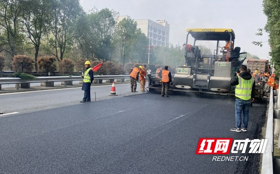 摊铺后的路面焕然一新.marked.jpg