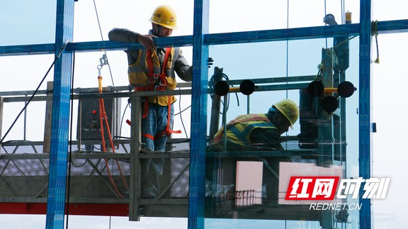 西南区域总部m0项目,工人正在进行幕墙安装.marked.jpg 西南区域总部m0项目,工人正在进行幕墙安装.marked.jpg