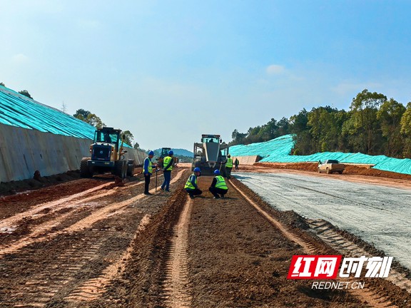 永新高速第一合同段k3+380段施工现场，路基96区正在开展红粘土改良水泥土作业.marked.jpg