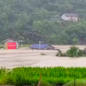 防汛一线丨10户25人刚转移，洪水就淹没房屋
