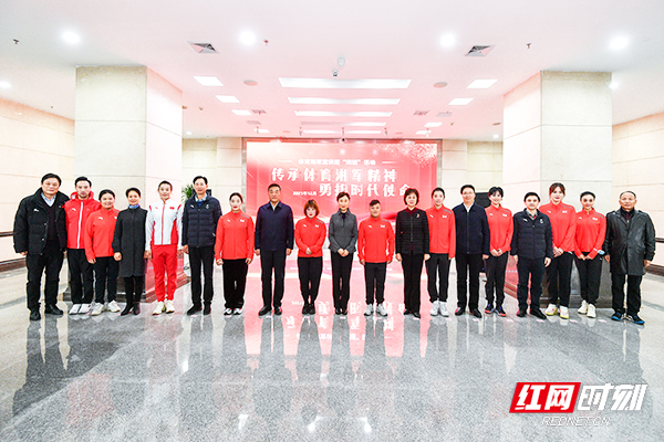 红网时刻12月29日讯 12月29日下午，体育湘军宣讲团走进省政协，在湘声大讲堂开展“传承体育湘军精神、勇担时代使命”的专题讲座。省政协主席李微微与体育湘军宣讲团成员亲切座谈并出席湘声大讲堂。省政协领导黄兰香、李民出席座谈并出席湘声大讲堂。本文摄影/叶旋
