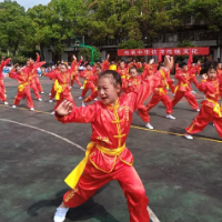 湖南：体育老师变身“武术教练” 练出孩子精气神