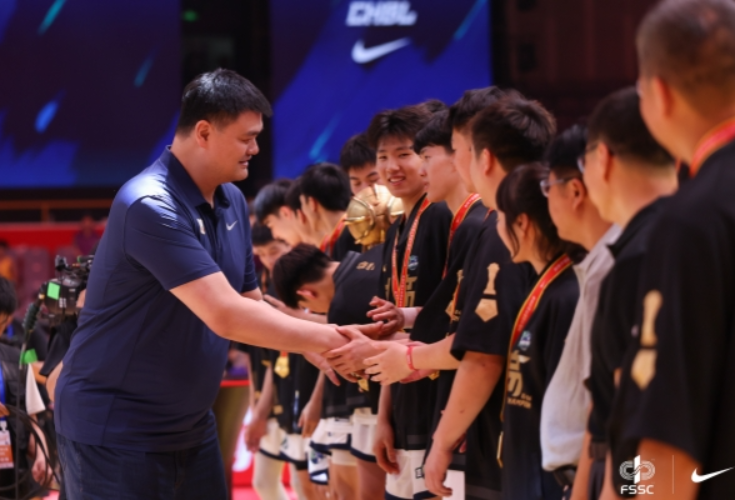 “我们赢啦”！湖南省地质中学男篮获中国高中篮球联赛总冠军