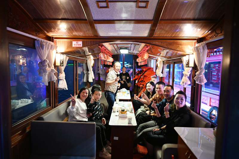 5月3日，资兴市东江花月夜，游客在红船上唱歌。_副本.jpg