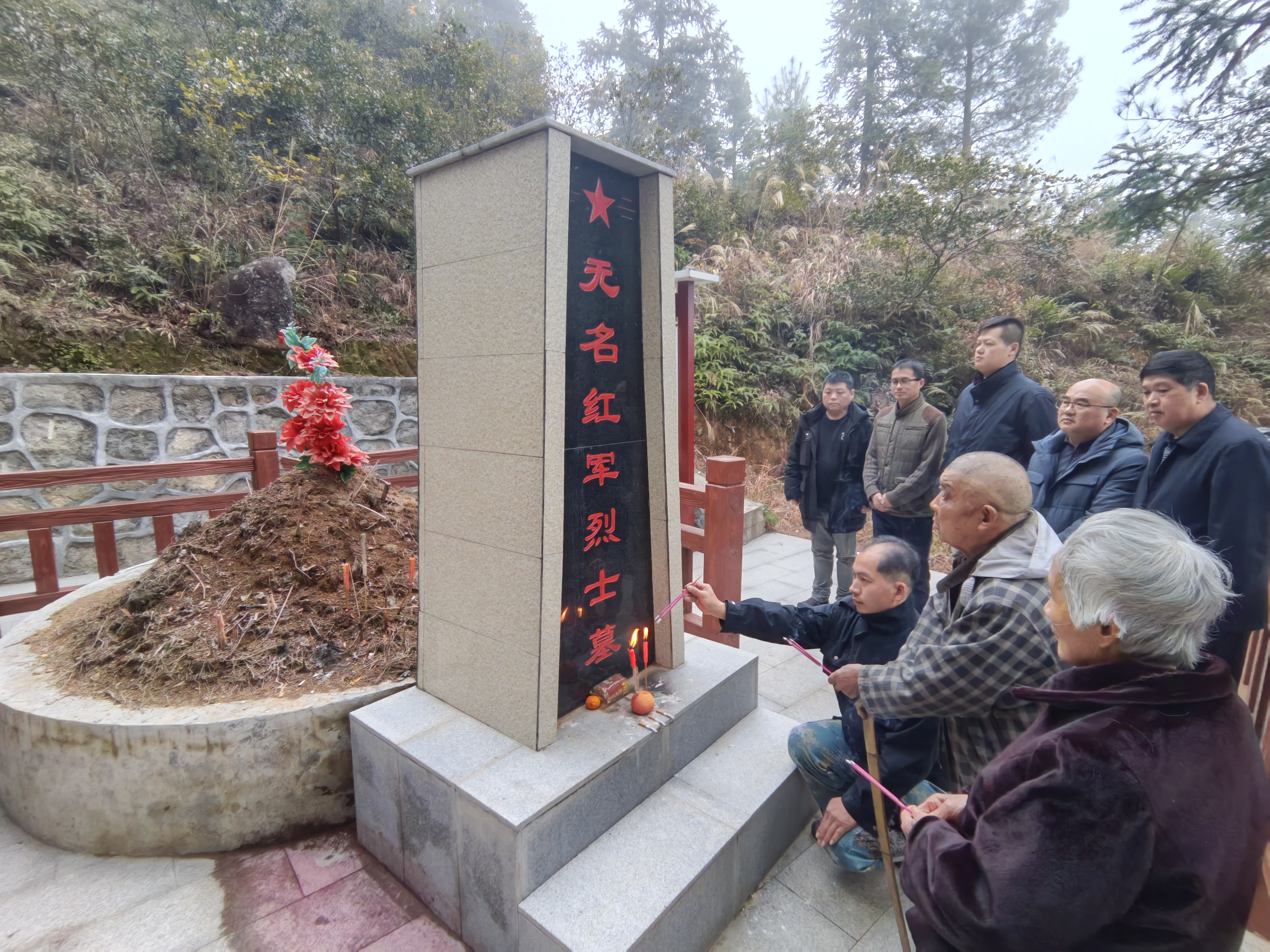 瑞金村民为烈士扫墓.jpg 瑞金村民为烈士扫墓.jpg