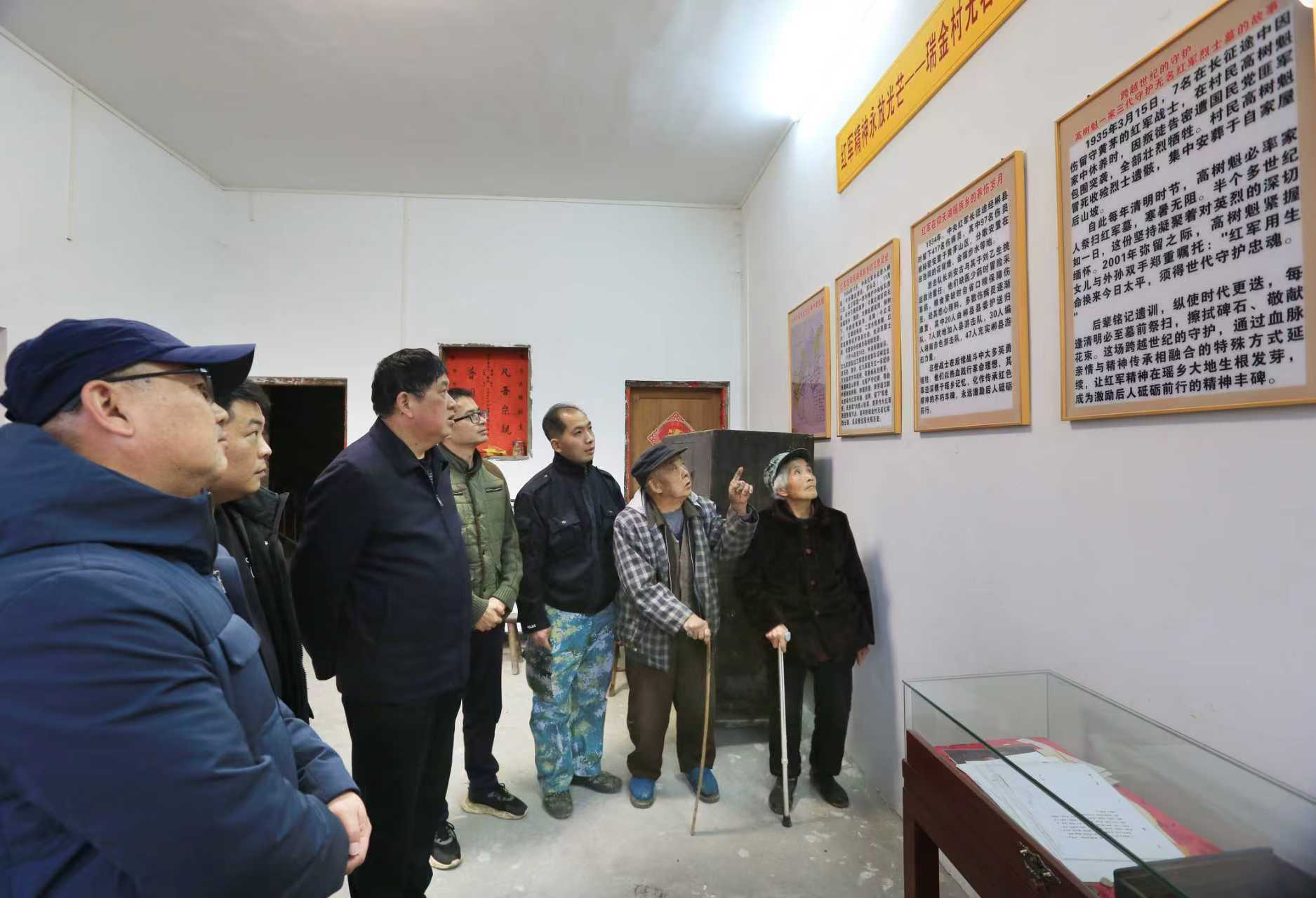 党员干部观看展览室.jpg 党员干部观看展览室.jpg