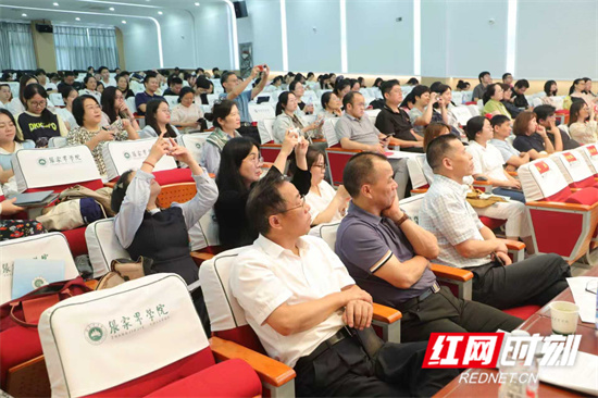 与会人员认真听讲 张悦_副本.jpg