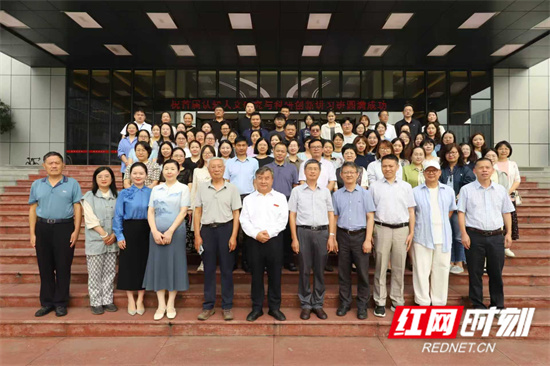 合影留念  徐雅轩摄_副本.jpg