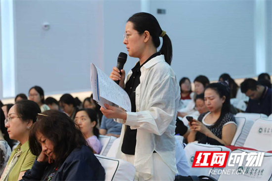 研讨会互动环节教师提问 董佳芝摄_副本.jpg