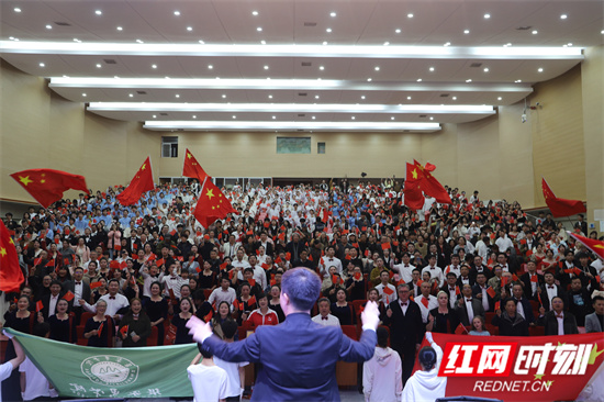 师生齐唱《歌唱祖国》王珏摄.jpg 师生齐唱《歌唱祖国》王珏摄.jpg