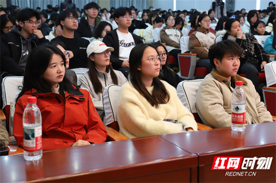 师生认真听讲 徐雅轩摄.jpg 师生认真听讲 徐雅轩摄.jpg