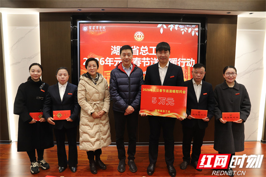 马晖、邓曼与教职工代表合影 陈佳仪摄.jpg