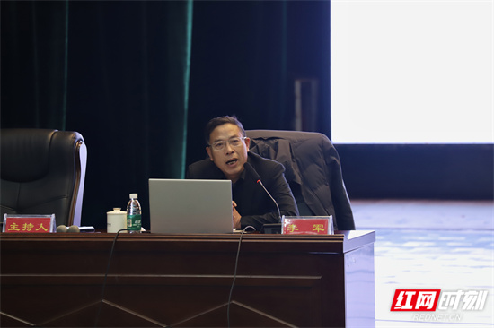 李军以经管专业为例 分享自身对AI背景下的课堂教学见解 黄显惠摄.jpg 李军以经管专业为例 分享自身对AI背景下的课堂教学见解 黄显惠摄.jpg