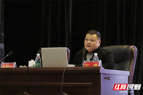 丁雄对国家级一流本科课程申报与建设进行经验交流与分享 黄显惠摄.jpg 丁雄对国家级一流本科课程申报与建设进行经验交流与分享 黄显惠摄.jpg